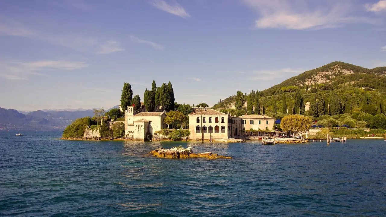 Badning i Parco Baia delle Sirene: åbningstider og priser