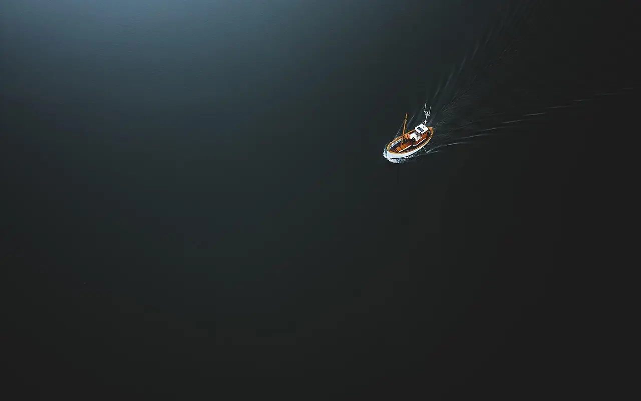 Båd på søen set ovenfra