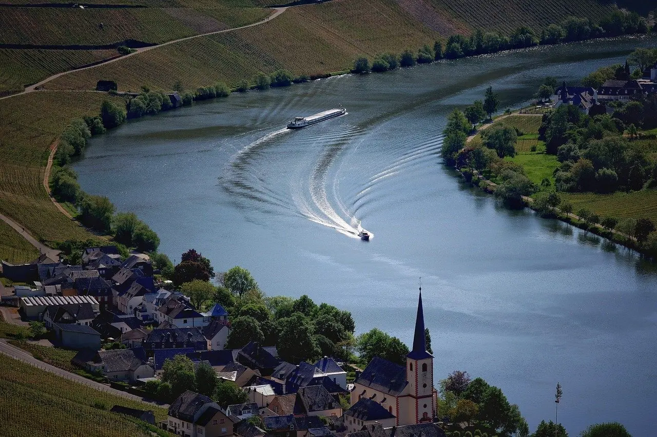 Gardasøen med både, by og vinmarker