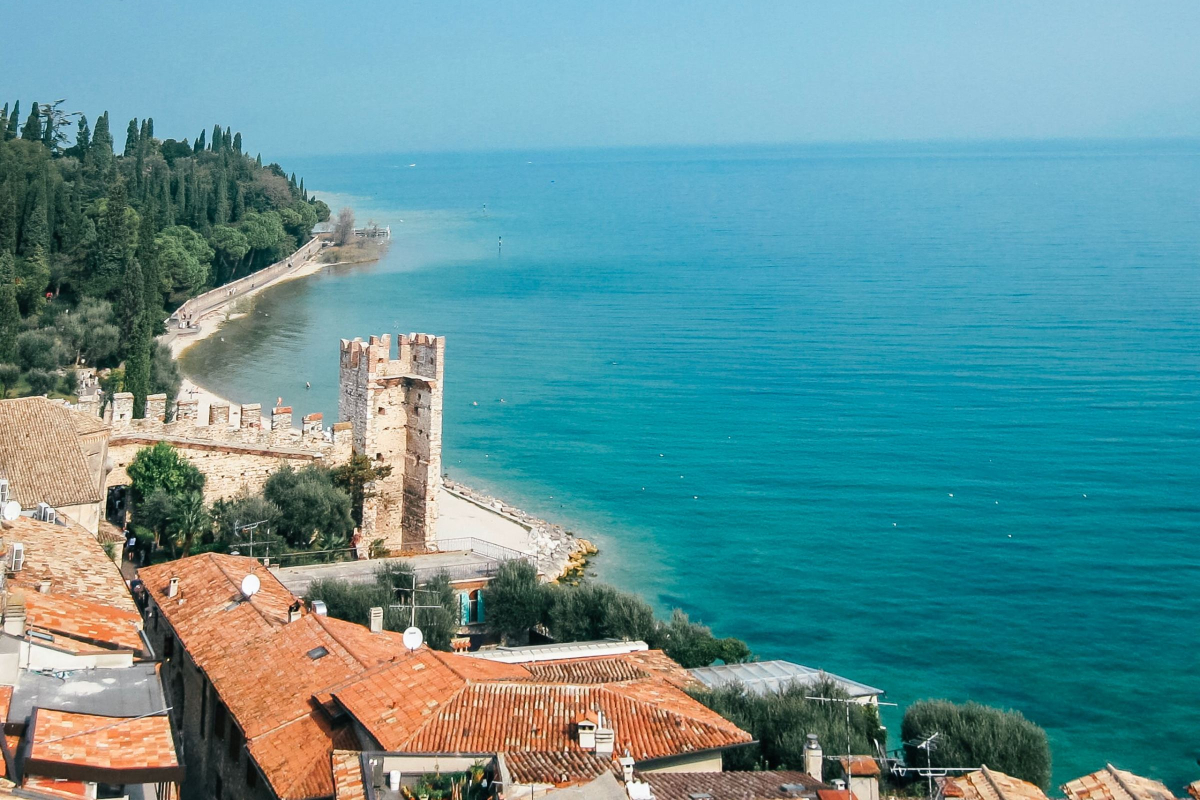 Gardasøens seværdige byer oser af elegance, æstetik og vild gestikulation