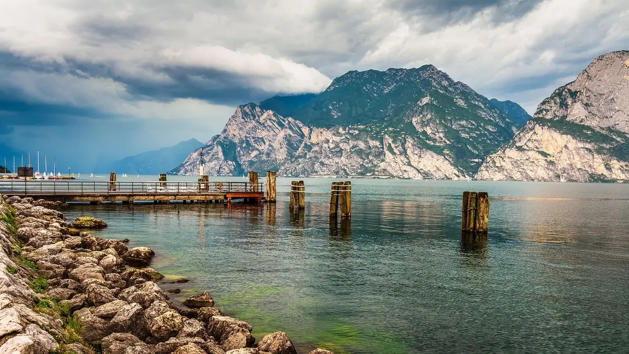 Hvordan køber man fiskekort til Gardasøen?
