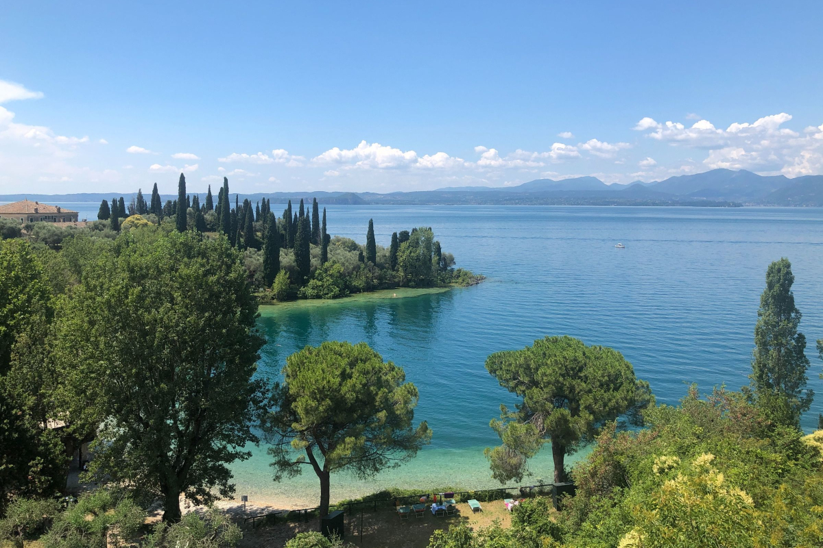 Køre helt til Gardasøen eller flyve og leje bil? Fordele og ulemper ved hver løsning